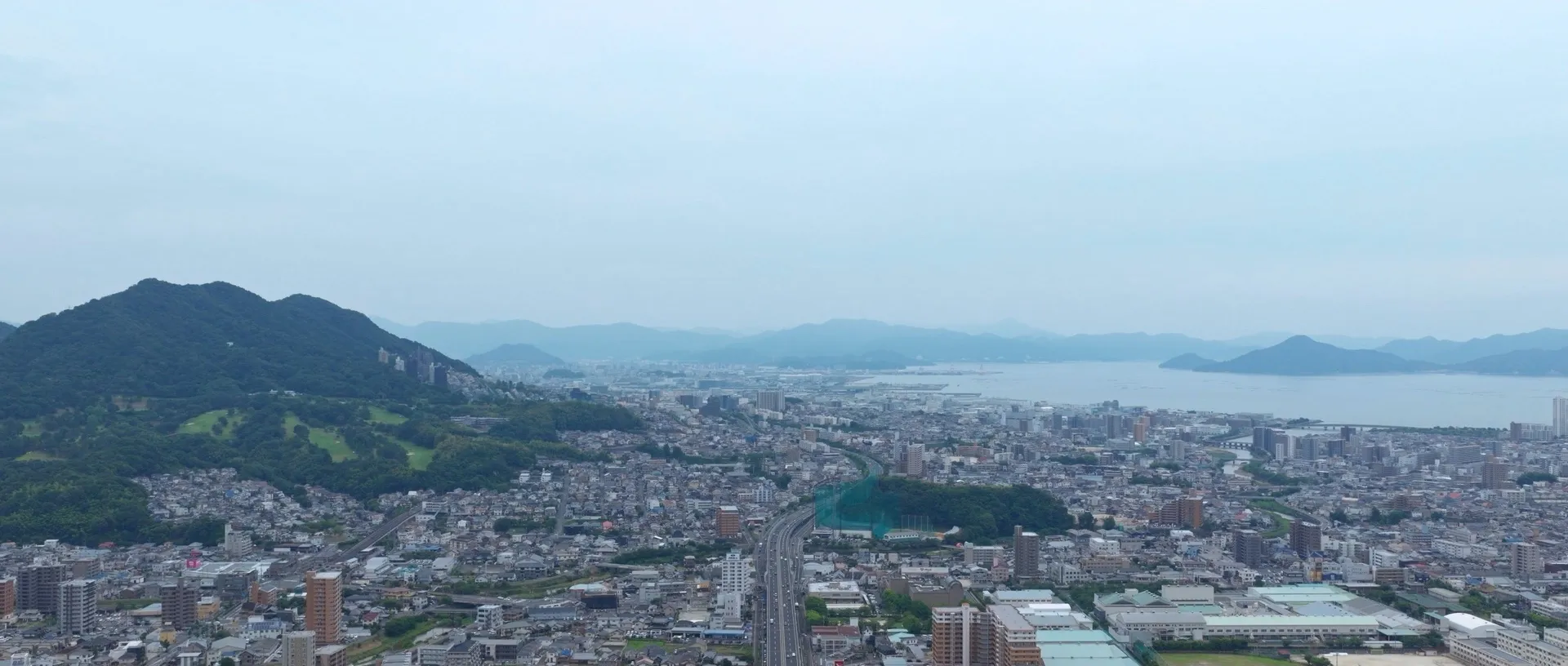 高台から望む街と海