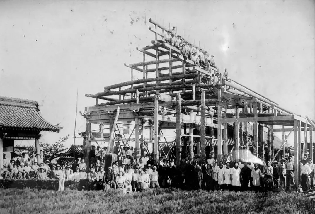 本堂再建の柱立て 昭和28年(1953年)5月19日